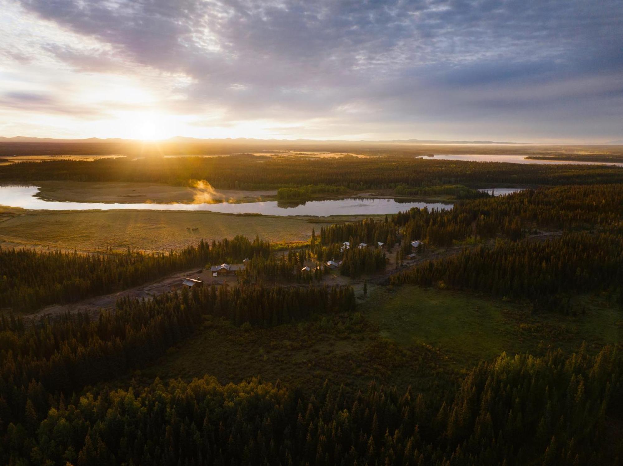 Red Cariboo Resort Anahim Lake 外观 照片